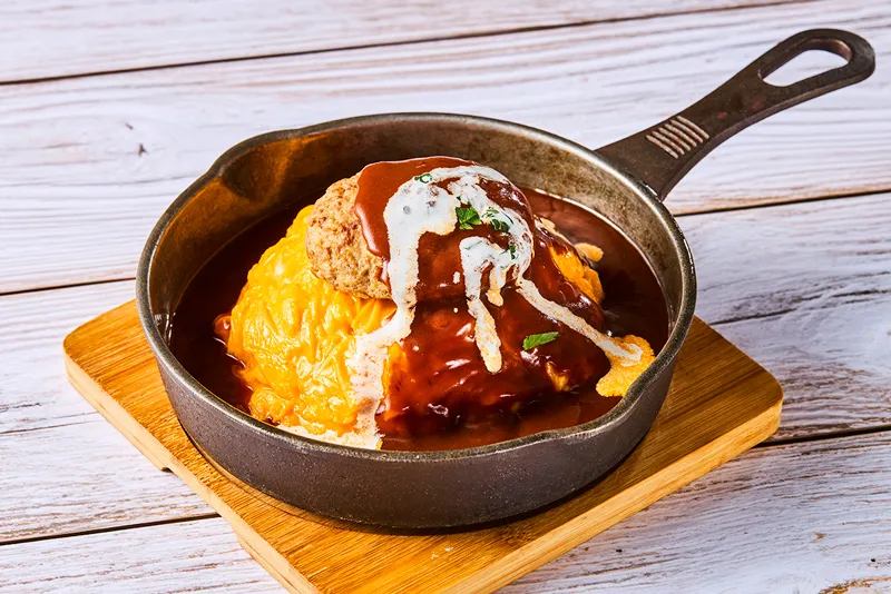 デミグラス煮込みハンバーグオムライス